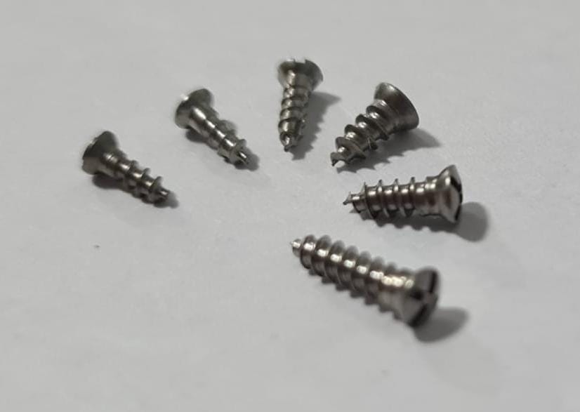 TORNILLO DE CRANEOPLASTIA AUTOPERFORANTE